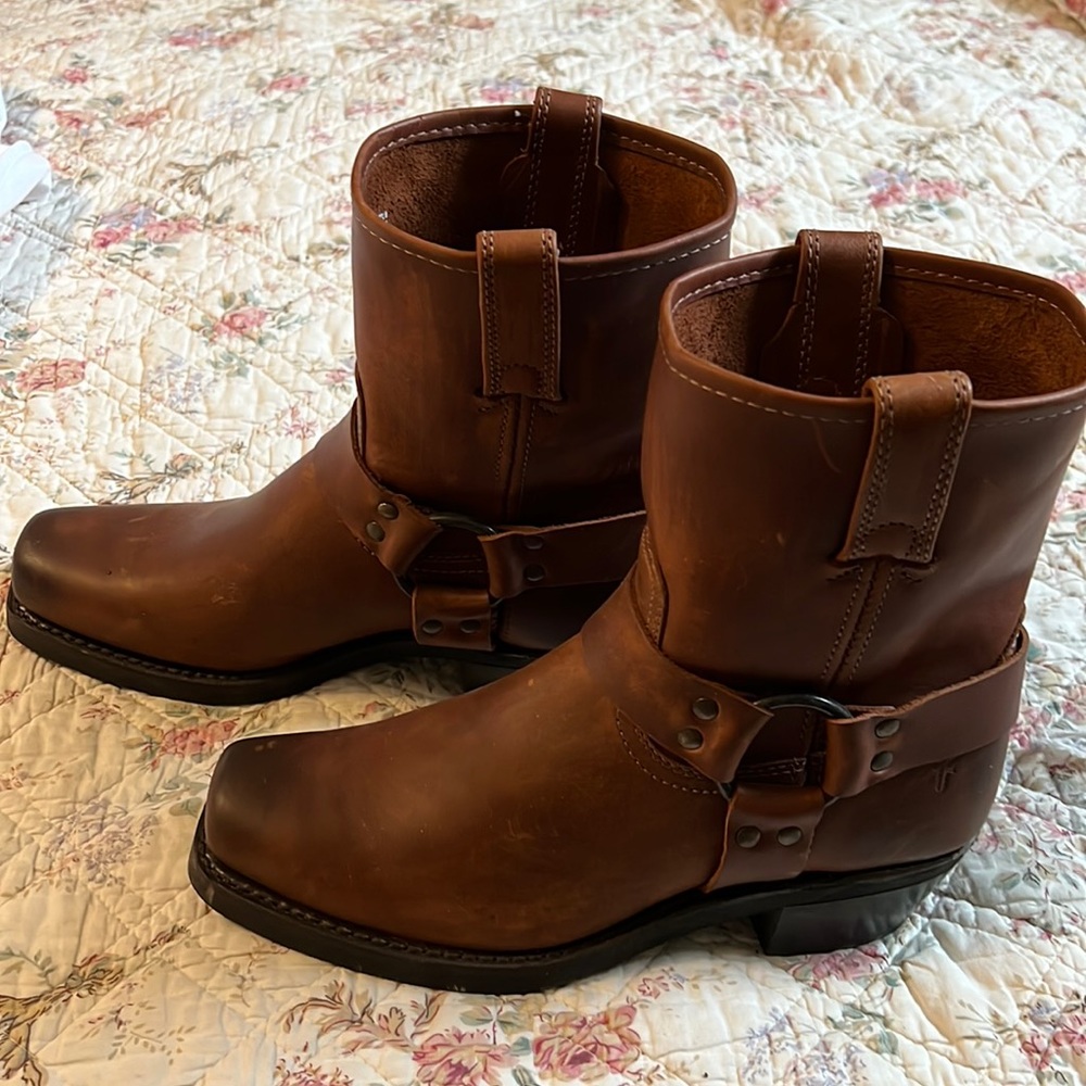 Frye harness boots size 9m. Worn a couple of times and in VG condition.